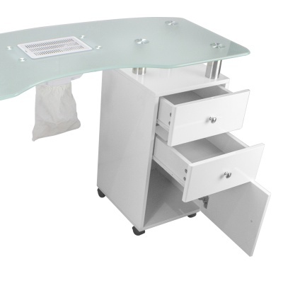 Secretária com tampo de vidro e armário branco com gavetas abertas