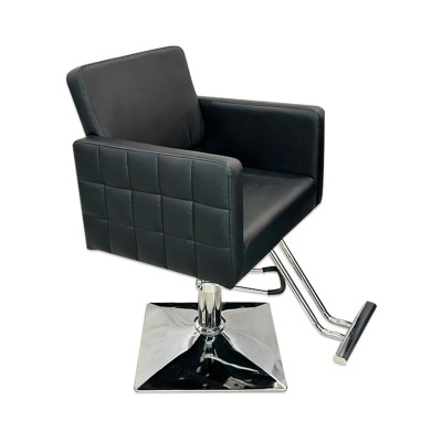 Cadeira de salão preta em couro sintético com base cromada e pedal metálico