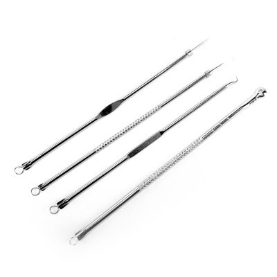 Ferramentas metálicas para cuidados de pele em fundo branco