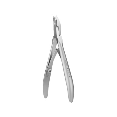 Alicate de metal prateado para cuidados pessoais sobre fundo branco