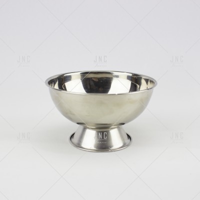 Tigela de metal prateada com base circular sobre fundo branco.