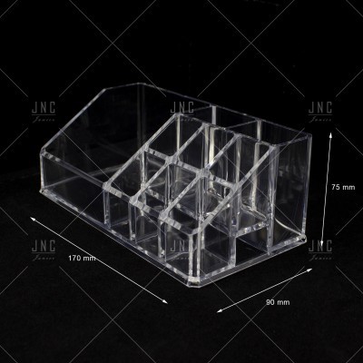 Organizador em acrílico transparente com divisórias sobre fundo preto com medidas visíveis