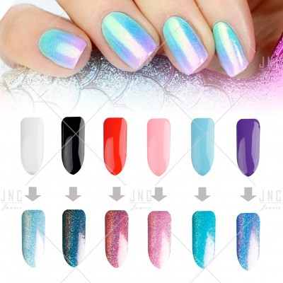 Esmaltes com acabamento holográfico e unhas decoradas com verniz brilhante