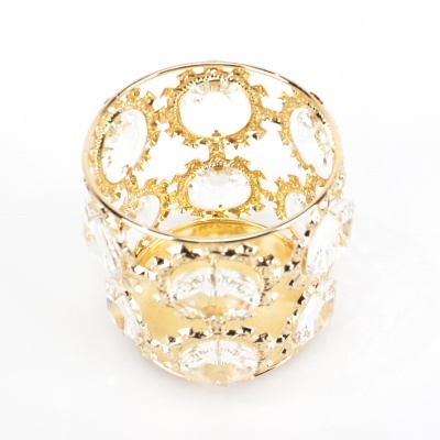 Anel largo em metal dourado com pedras transparentes facetadas