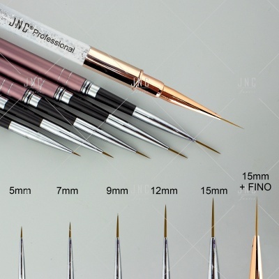 Conjunto de pincéis finos com diferentes tamanhos e cabos coloridos