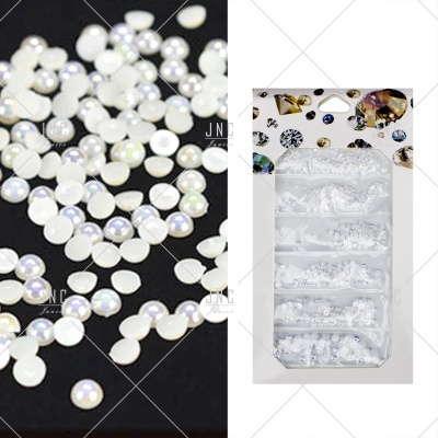 Strass adesivos redondos brancos perolados em embalagem com compartimentos