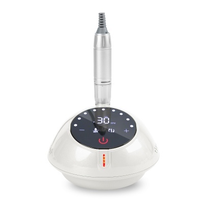 Dispositivo eletrónico branco com ecrã digital preto e caneta prata para cuidados das unhas