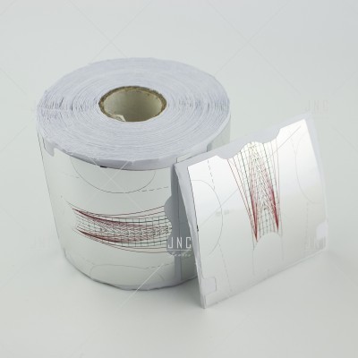 Rolo e forma individual para unhas em papel branco com desenho gráfico