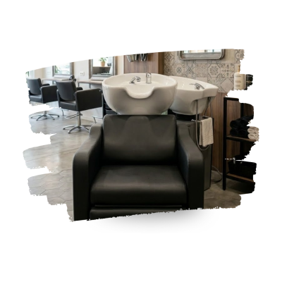 Cadeira de cabeleireiro preta com lavatório branco num salão moderno