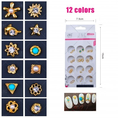 Decorações de unhas metálicas douradas com pedras coloridas em embalagem