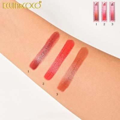 Swatches de batons castanho, vermelho e nude em braço com três batons rosa numerados e logo KEVIN&COCO.