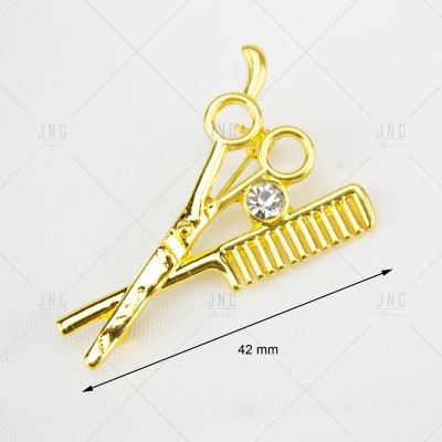 Alfinete dourado em forma de tesoura com pente e pedra brilhante