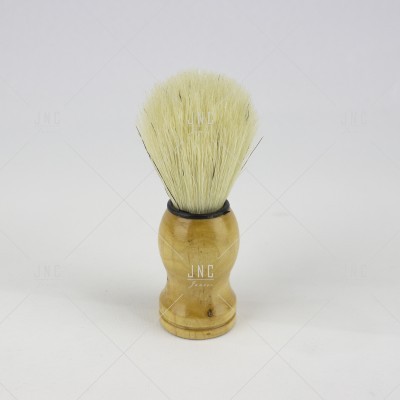 Pincel de barbear em madeira clara e cerdas brancas