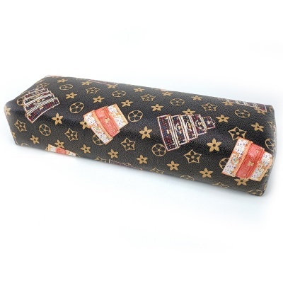 Estojo castanho escuro com padrão de malas e estrelas em castanho, bege e rosé