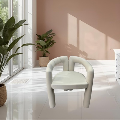 Cadeira branca estofada moderna num ambiente interior com plantas e parede rosa