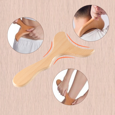 Ferramenta de massagem de madeira com formato anatómico em fundo bege
