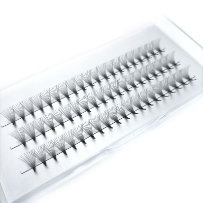 Conjunto de pestanas postiços em tufos pretos numa base branca