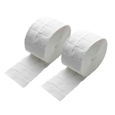 Dois rolos brancos de papel com cortes quadrados visíveis