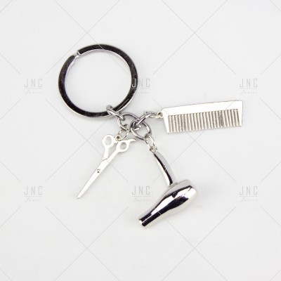 Porta-chaves metálico com pendentes de tesoura, secador e pente