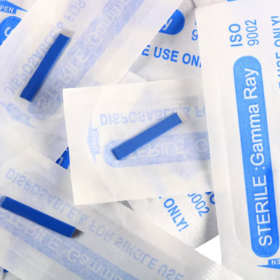 Pacotes de lancetas estéreis Gamma Ray numa superfície branca.