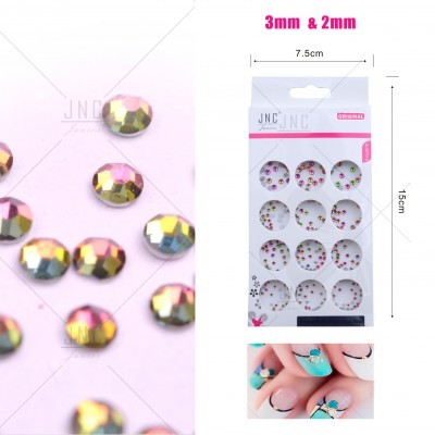 Pedras brilhantes para decoração de unhas em embalagem branca com texto JNC ORIGINAL e exemplo de aplicação em unhas