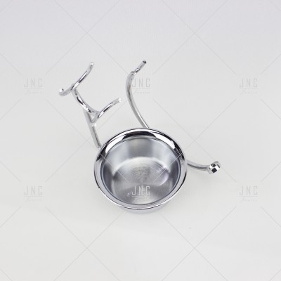 Suporte metálico cromado com base circular e três ganchos