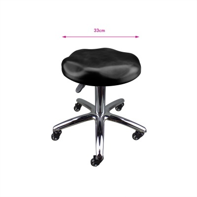 Banco giratório preto com base cromada e rodas