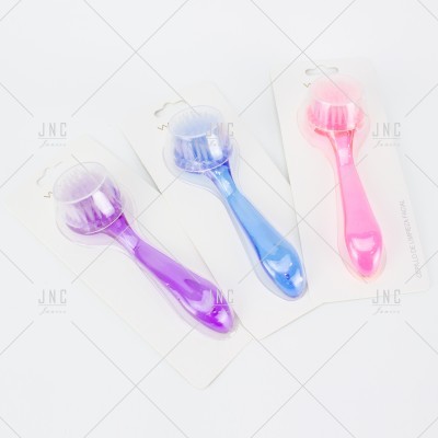 Escovas de limpeza facial coloridas com cerdas brancas em embalagem de cartão