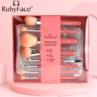Conjunto de pincéis de maquilhagem RubyFace num estojo transparente com etiqueta rosa.