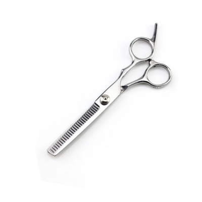 Tesoura metálica de corte com lâminas serrilhadas em fundo branco