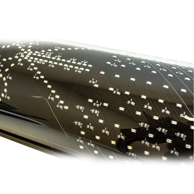 Papel autocolante preto com padrão branco de circuitos eletrónicos.