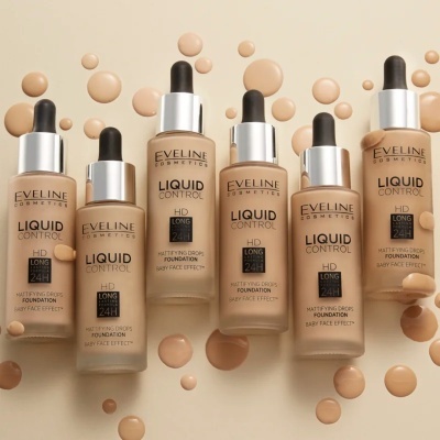 Frascos de base líquida Eveline Cosmetics com conta-gotas e gotas do produto em fundo bege