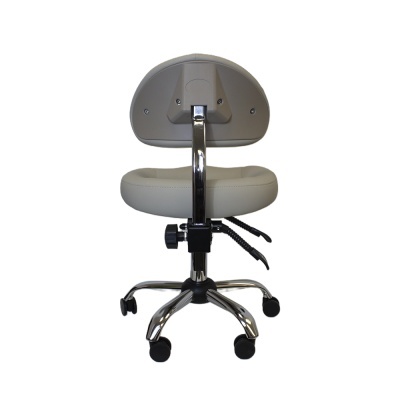 Cadeira de escritório cinza com base cromada e rodas.