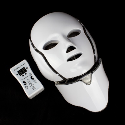 Máscara facial eletrónica branca com controle remoto