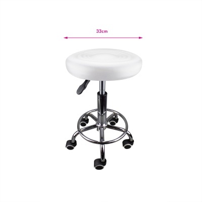 Banco giratório branco com base cromada e rodas