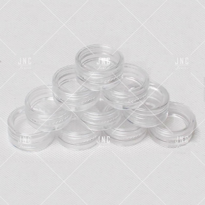 Oito pequenos frascos transparentes de plástico empilhados em formato piramidal.