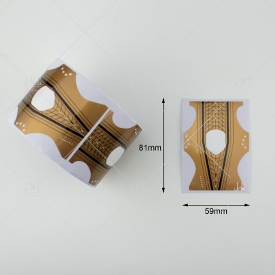 Formas de unhas descartáveis brancas e douradas com padrão geométrico