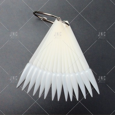 Amostras de unhas postiças brancas em formato pontiagudo organizadas em leque