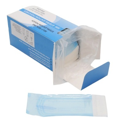 Caixa azul e branca com toucas descartáveis azuis embaladas individualmente