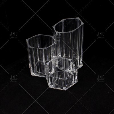 Conjunto de três vasos de vidro transparentes octogonais diferentes alturas