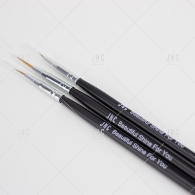 Conjunto de três pincéis de pintura finos com cabo preto e texto branco