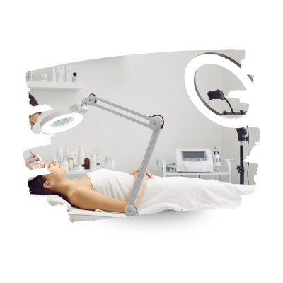 Mulher a receber tratamento estético numa cama branca com luz de aumento e luz anelar em clínica estética