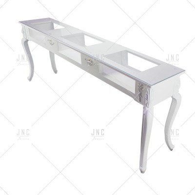 Mesa de apoio branca com tampo espelhado e pernas curvas