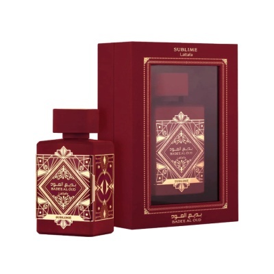 Frasco e caixa de perfume vermelho e dourado com detalhes geométricos e textos em árabe e inglês.