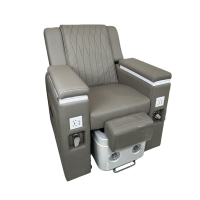 Cadeira de massagem cinza com couro sintético, tomadas laterais e apoio de pés