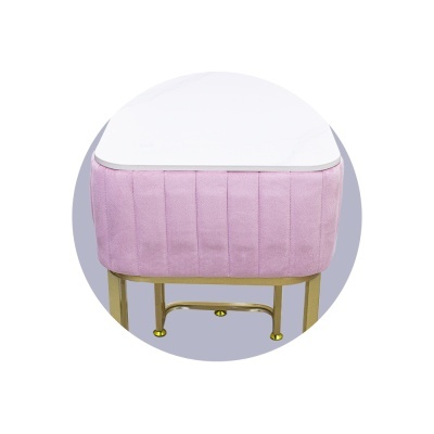 Mesa de centro com tampo branco e base rosa