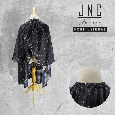 Capa de cabeleireiro preta com padrão branco e detalhe do elástico na gola