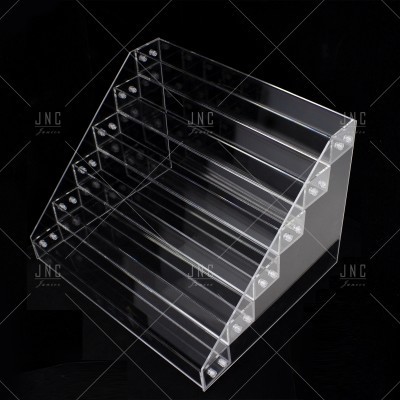 Suporte expositor acrílico transparente com cinco níveis inclinados