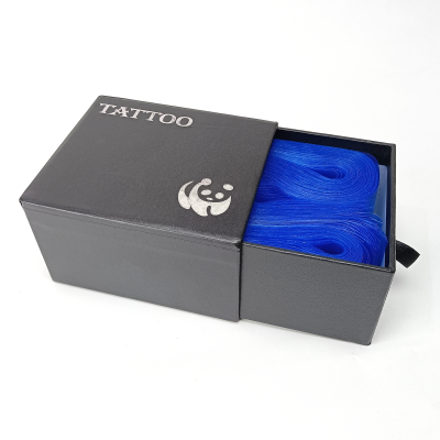Caixa preta com tapa deslizante rotulada TATTOO contendo fios azuis