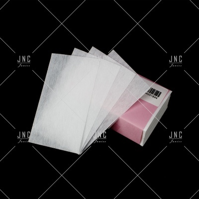 Pacote de lenços faciais brancos de papel com alguns lenços visíveis